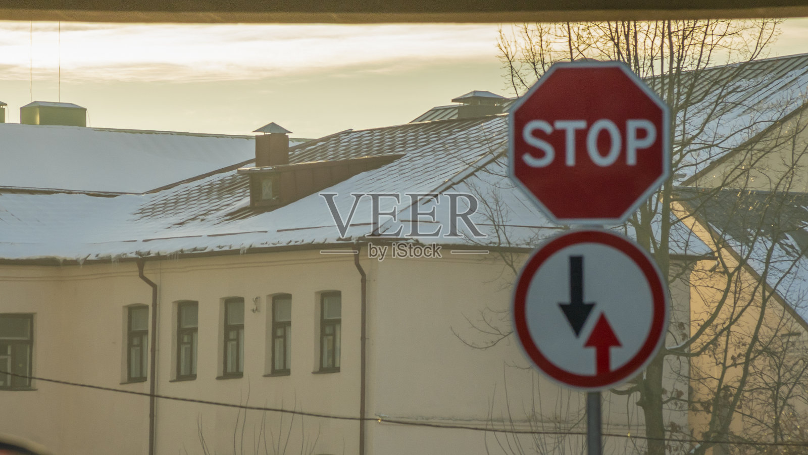 路标。迎面而来的交通和停车道路对建筑背景的优势。选择性聚焦和散波。照片摄影图片