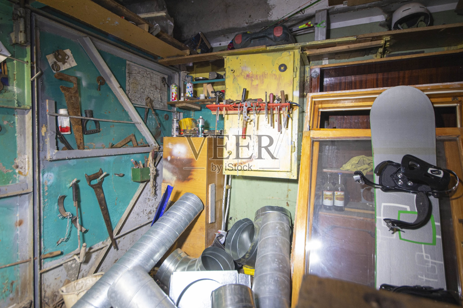 多年前废弃的拥挤集装箱里一片混乱照片摄影图片