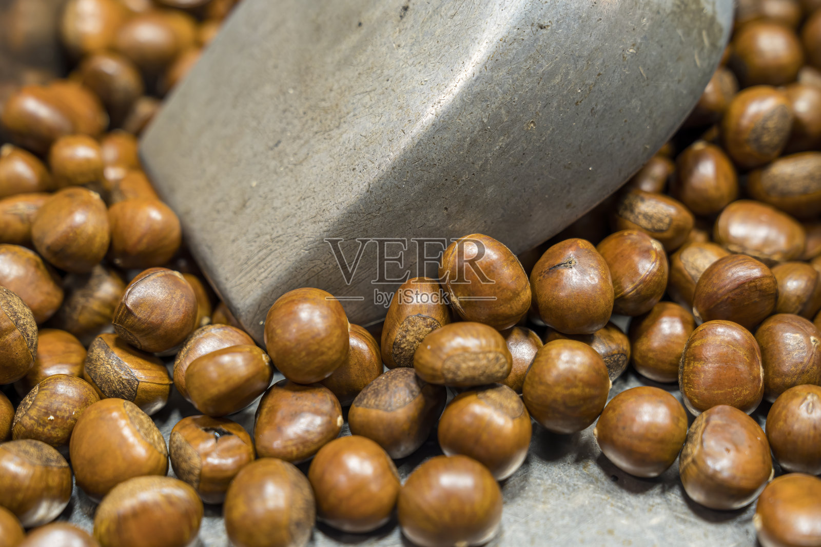 板栗。很多烤栗子。照片摄影图片