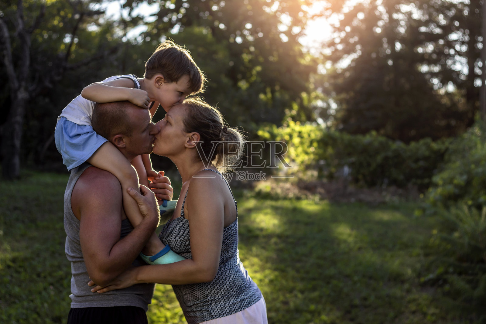 我们总是享受家庭团聚的时光。照片摄影图片