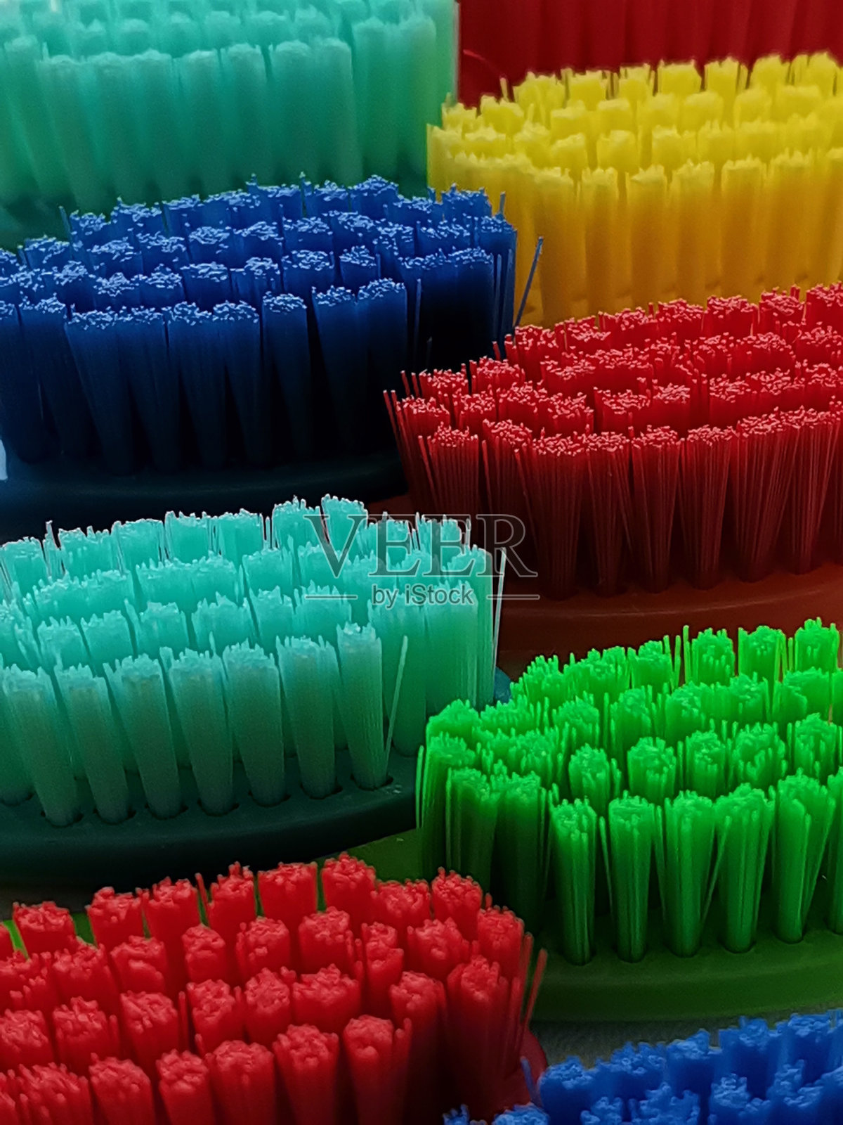 7种不同颜色牙刷头的微距镜头。照片摄影图片