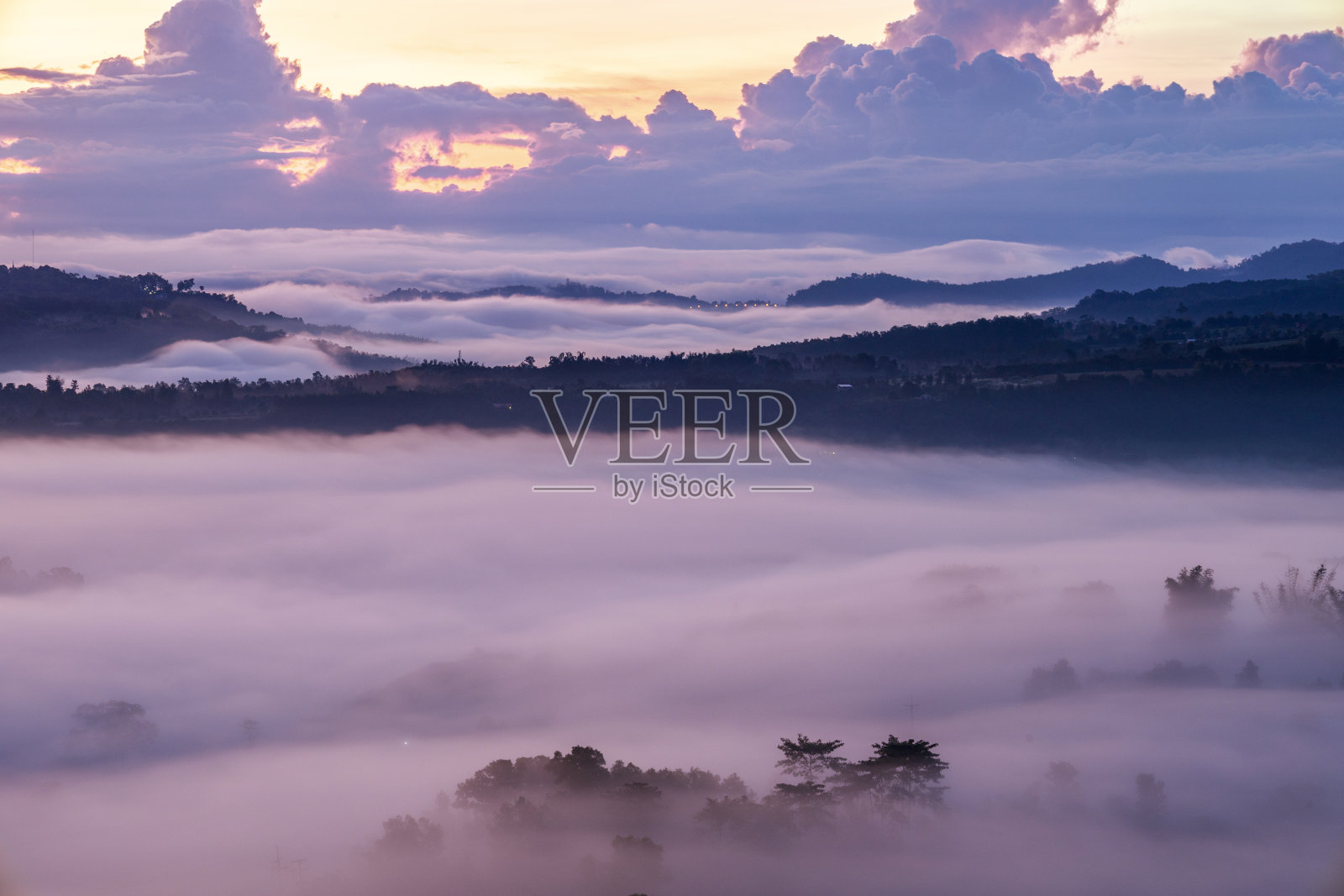 山地旅行和有雾的早晨。照片摄影图片