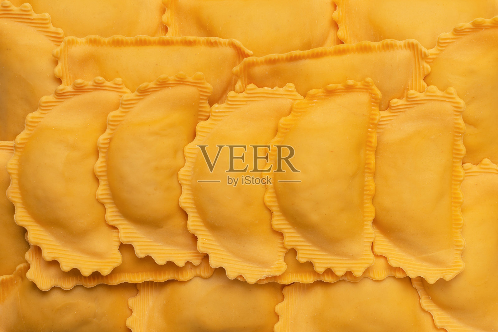 用生的馄饨做背景。健康的意大利食品。照片摄影图片