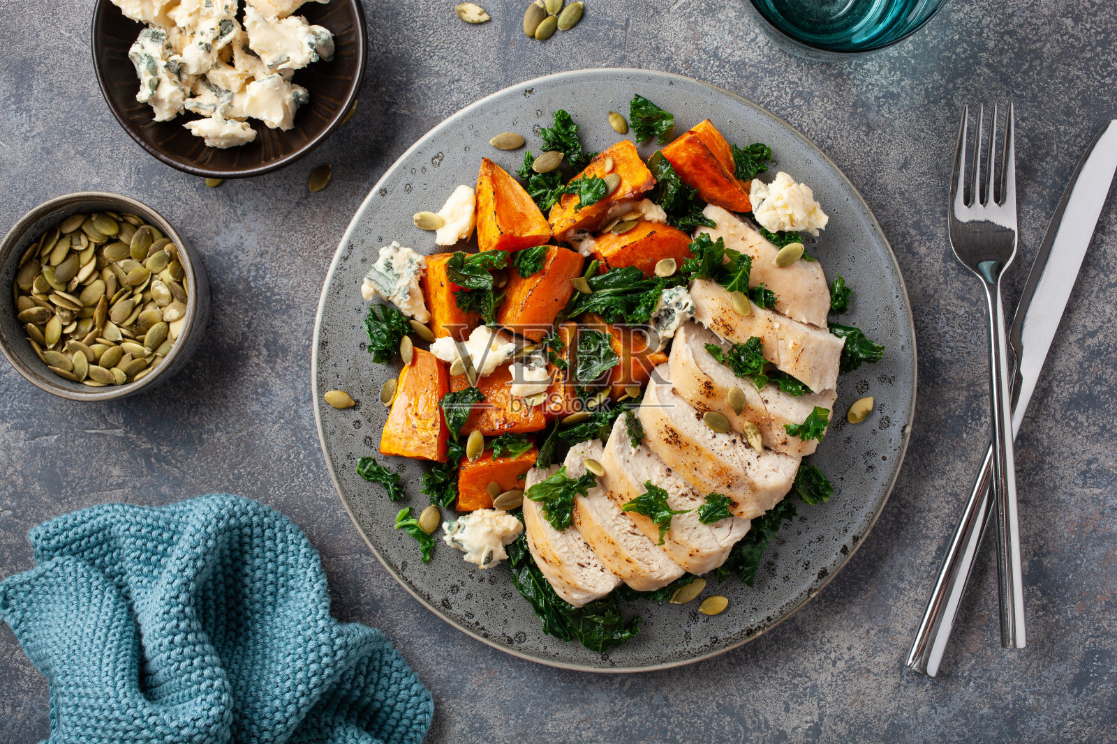 鸡胸肉配甘薯，蓝奶酪和甘蓝。健康的午餐照片摄影图片