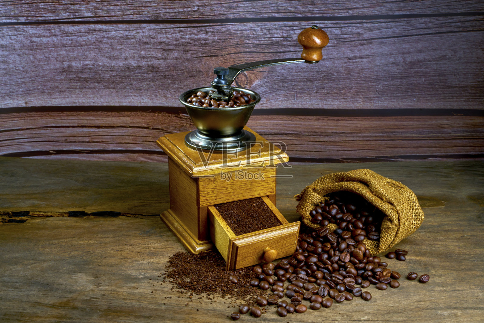 古董咖啡研磨机。老式复古手工操作木制金属咖啡研磨机。手工咖啡研磨机用于研磨咖啡豆。软的焦点。照片摄影图片