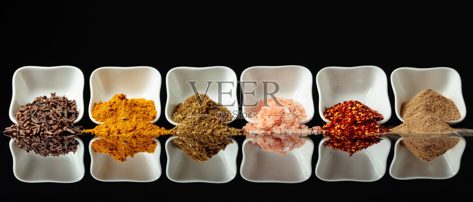 白色小碗，盛有各种香料。照片摄影图片