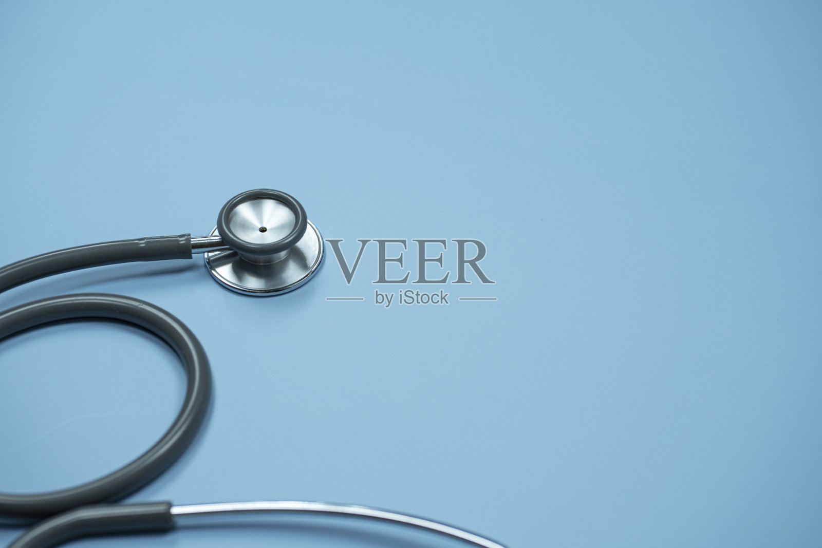 特写听诊器在柔和的蓝色背景照片摄影图片