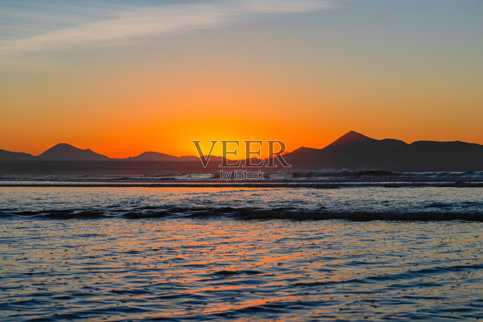 美丽的日落，太阳藏在地平线上照片摄影图片