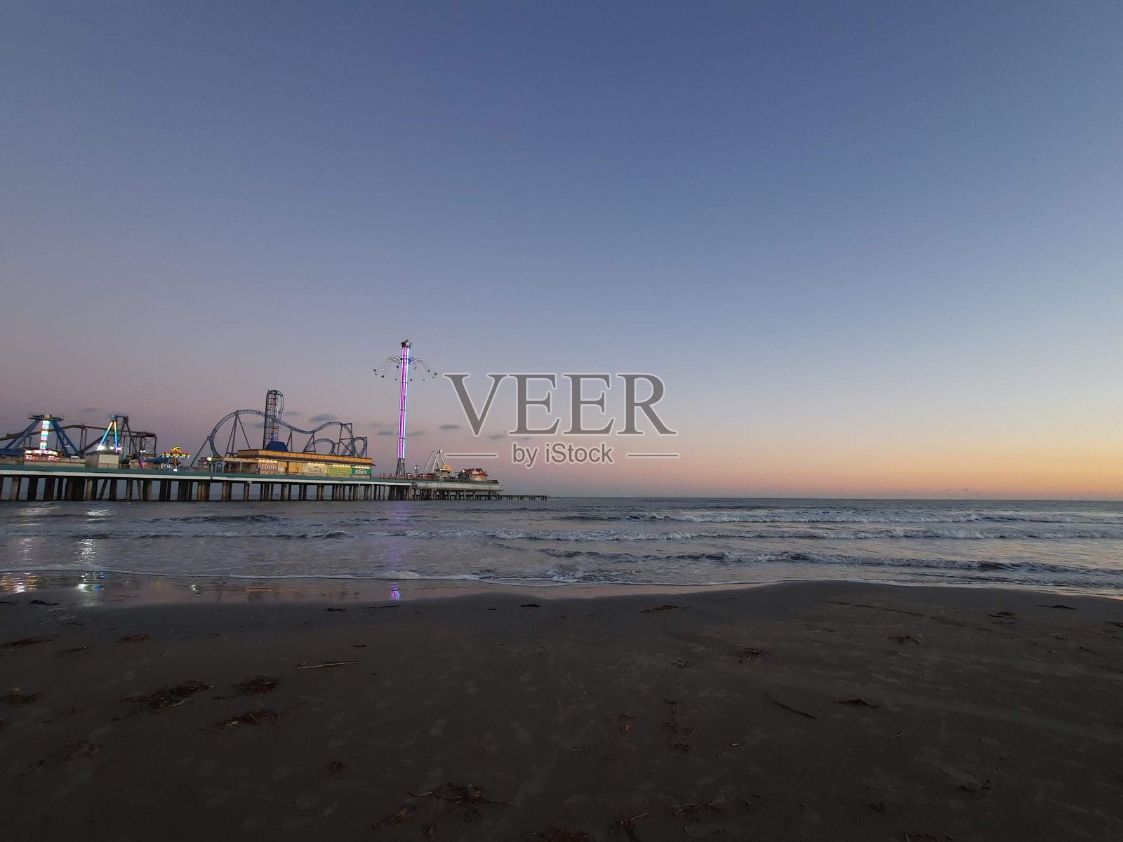 日落时码头上的灯光照片摄影图片