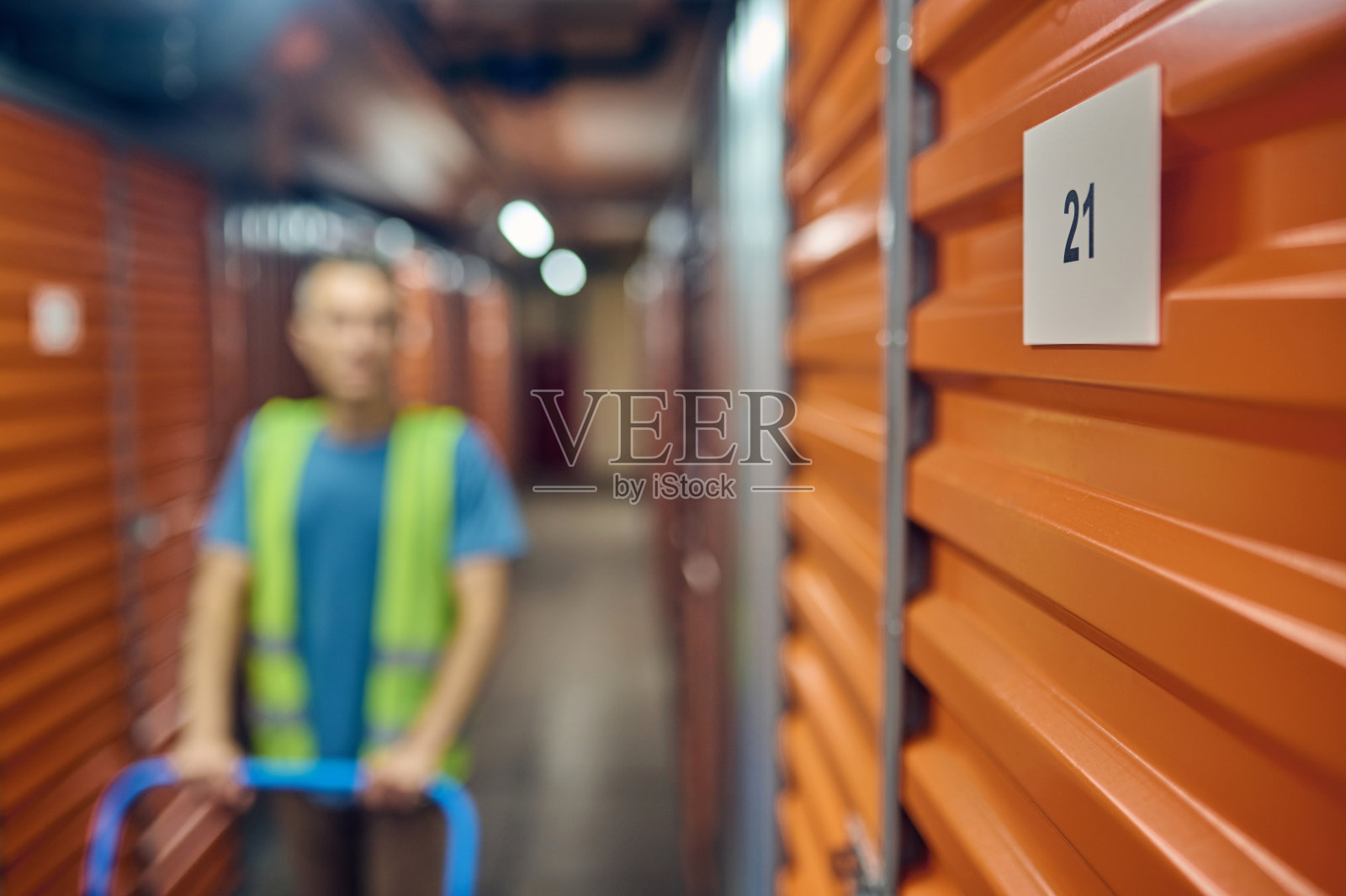 装载机沿着货物集装箱推着一辆仓库手推车照片摄影图片