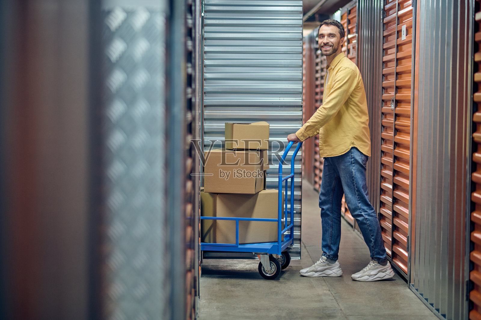 工人在平台车前摆姿势拍照照片摄影图片