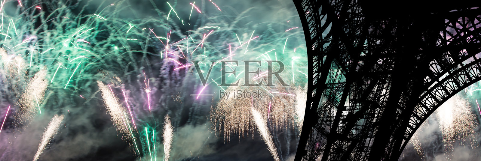 在法国巴黎埃菲尔铁塔上庆祝五彩缤纷的烟花照片摄影图片