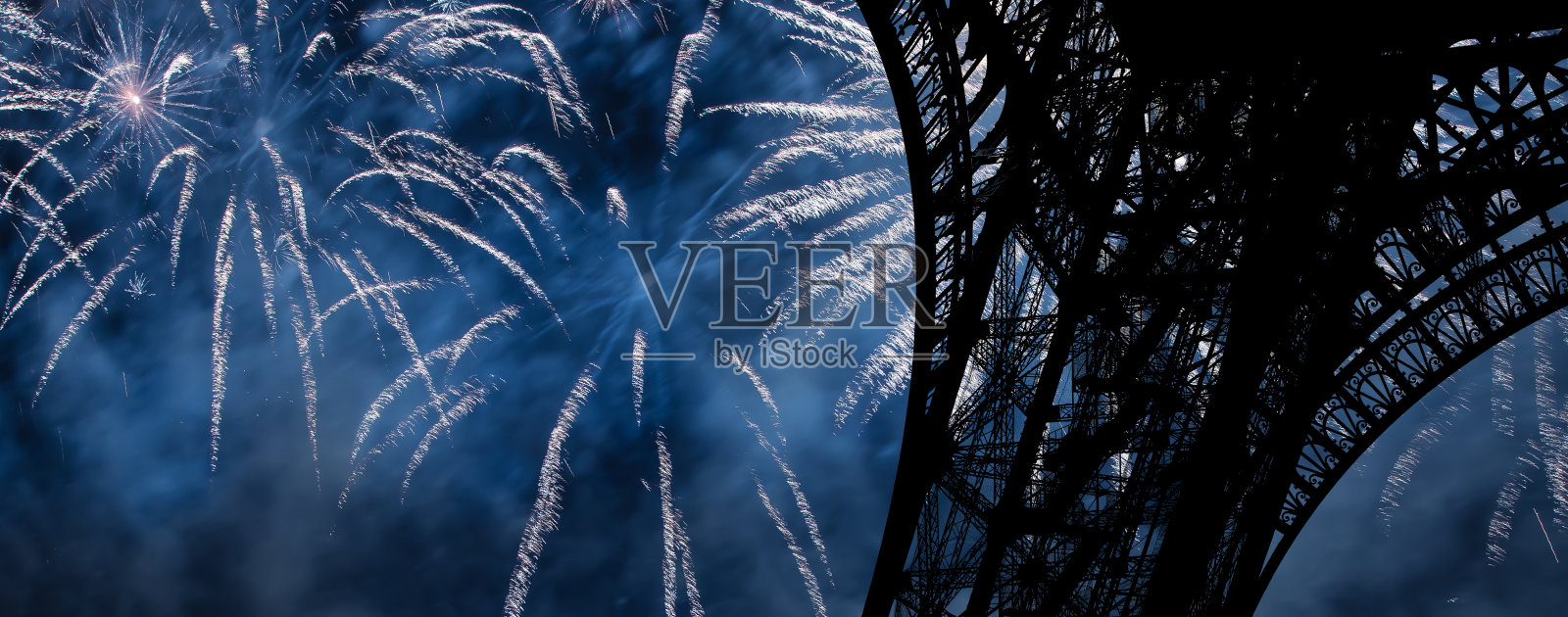 在法国巴黎埃菲尔铁塔上庆祝五彩缤纷的烟花照片摄影图片