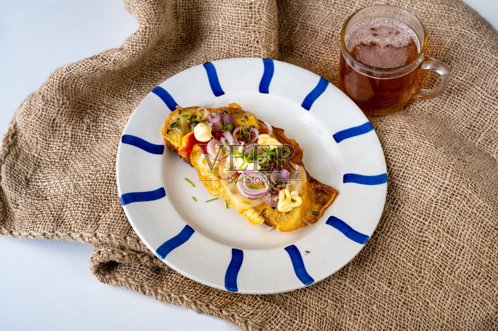 面包配煎蛋，洋葱，奶酪和蛋黄酱，黄麻茶。照片摄影图片