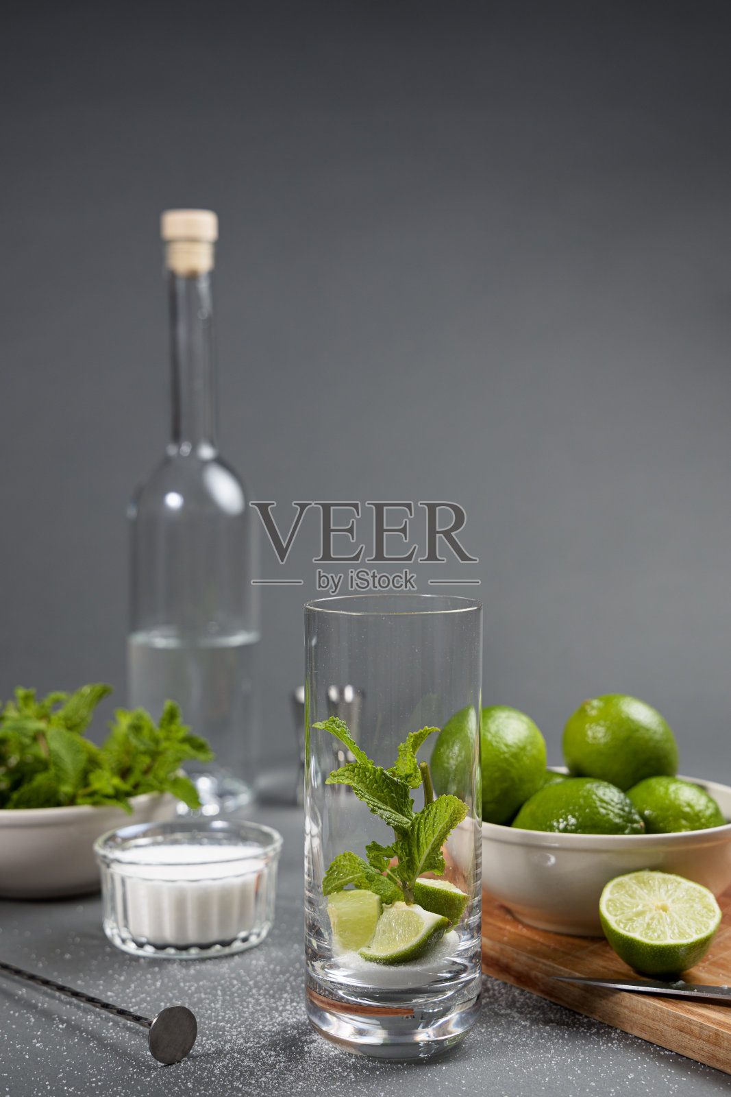 莫吉托鸡尾酒准备。桌上有一些食材和工具照片摄影图片