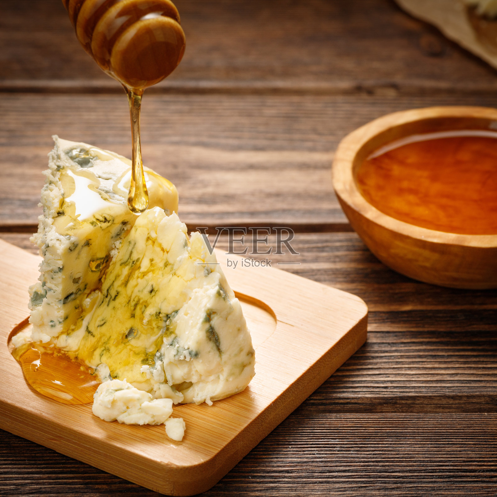 蓝纹奶酪加蜂蜜。照片摄影图片