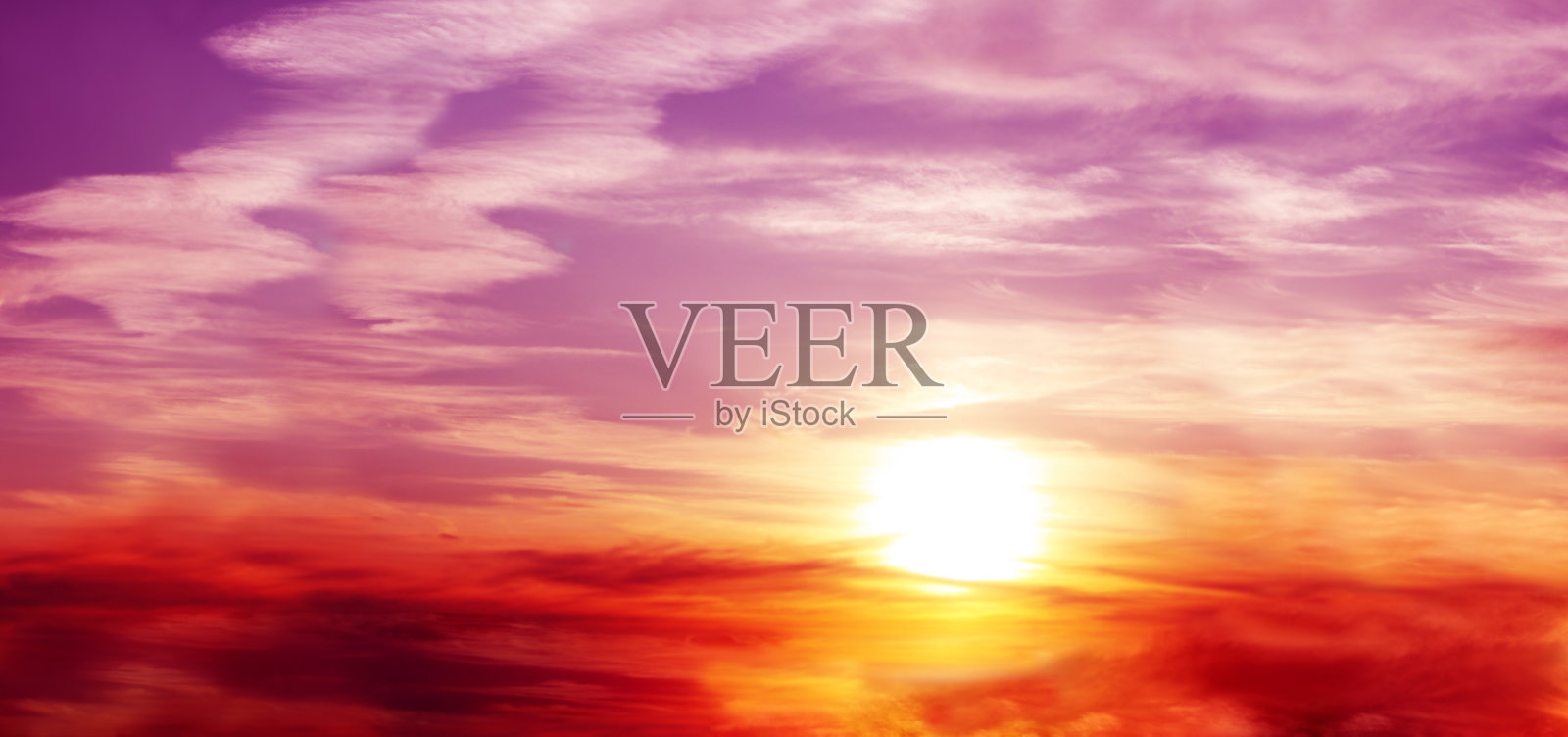 日落时分美丽的天空。水平的背景与戏剧性的日落天空和云照片摄影图片