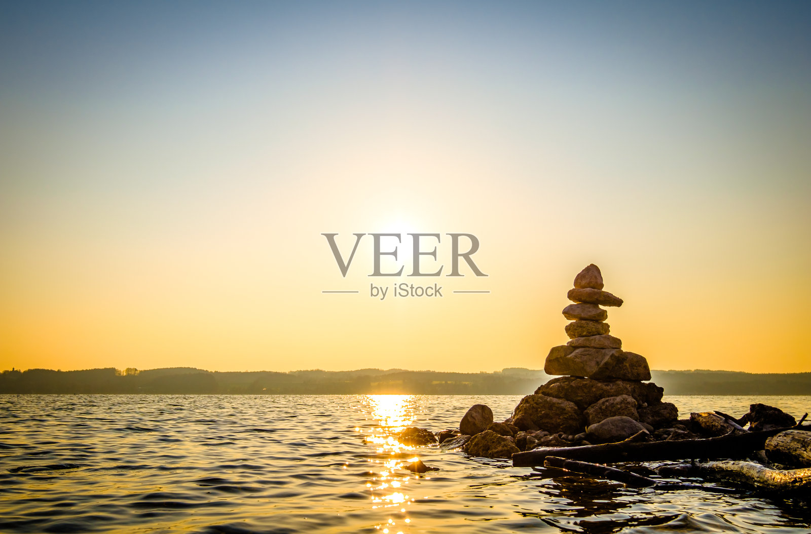 湖边的岩石照片摄影图片