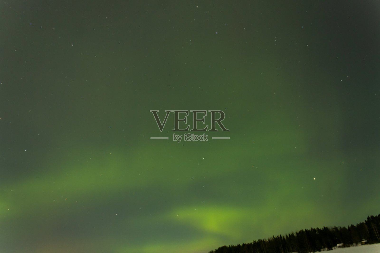 绿色的北极光在夜空与星星在雪照片摄影图片