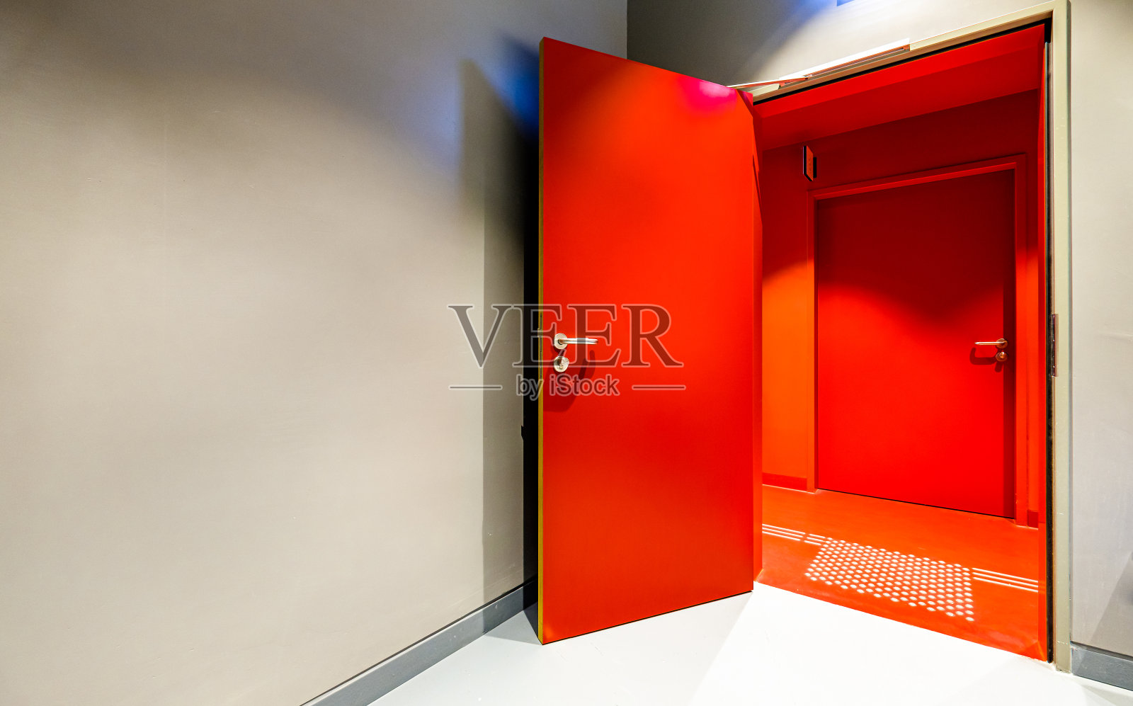 仓库的工业门照片摄影图片