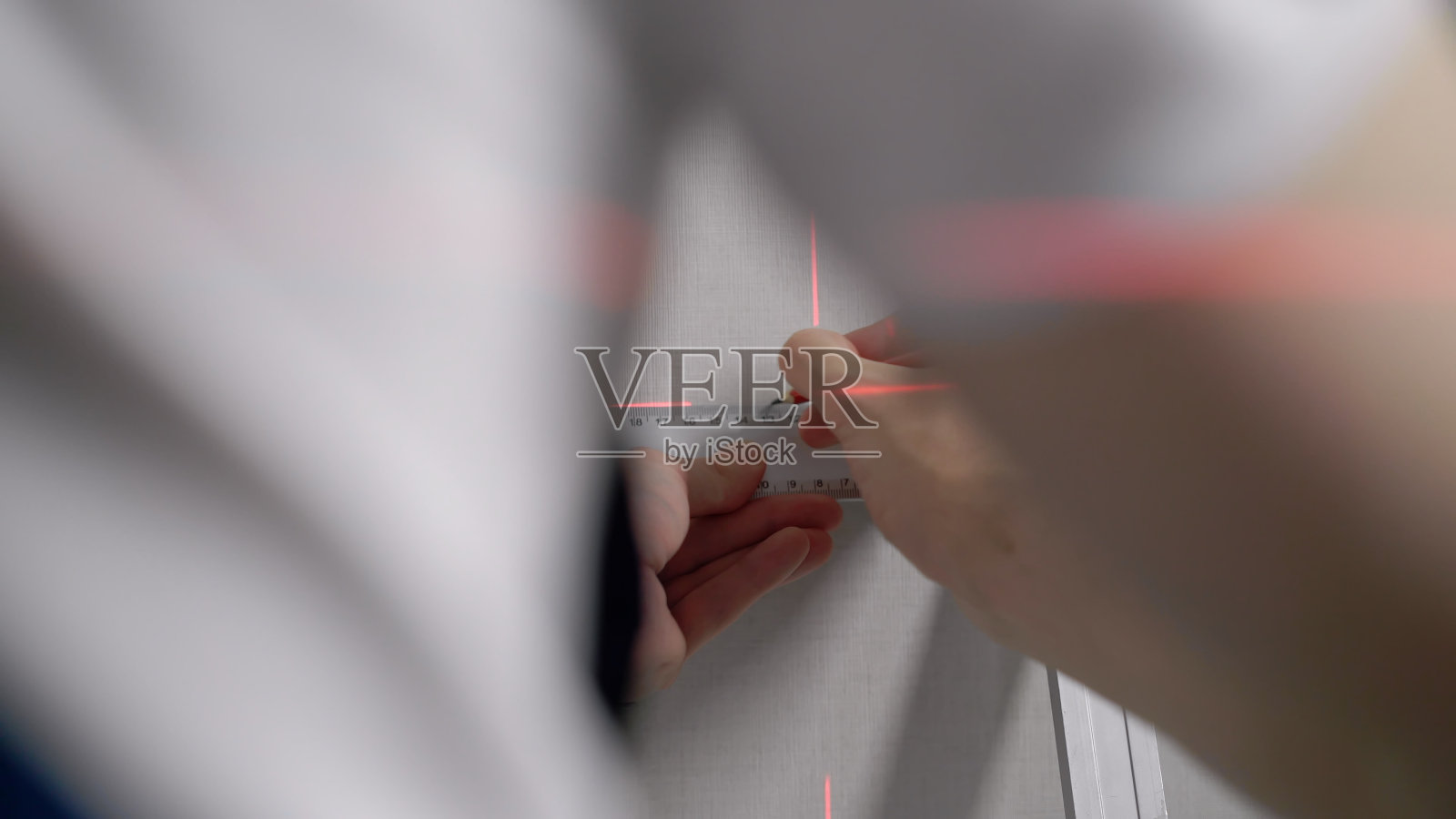 建设激光水平。建筑工人在公寓里修理照片摄影图片