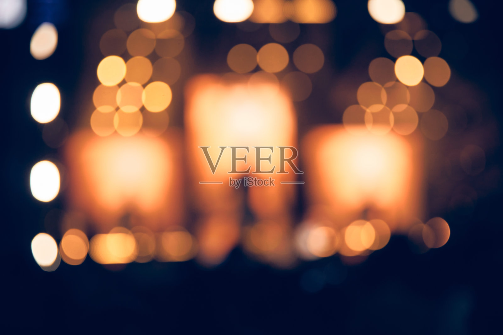 用激光和光束去聚焦的音乐会舞台。照片摄影图片