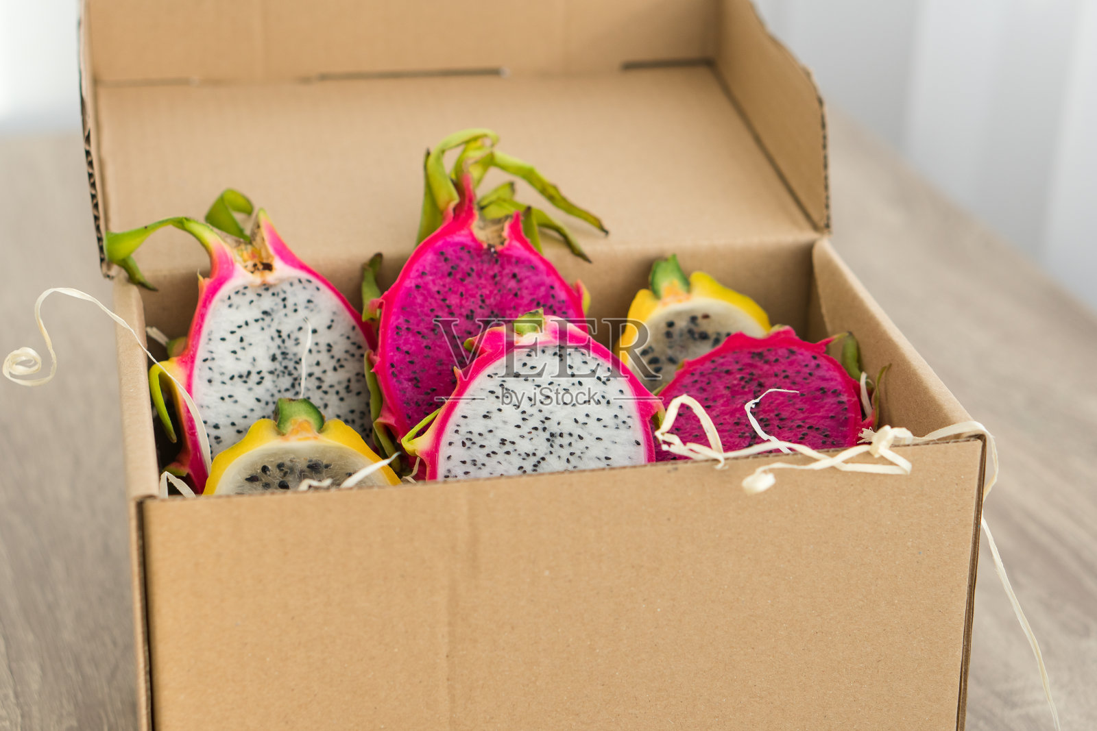 新鲜成熟的有机火龙果或火龙果。异国的水果，健康的饮食理念照片摄影图片