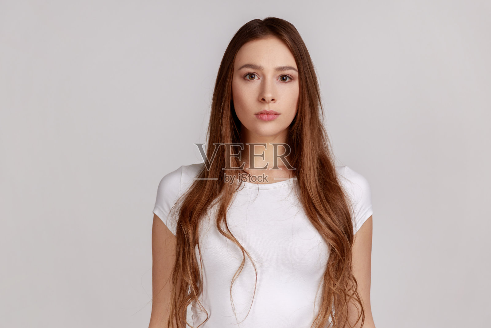 肖像中严格迷人的女人站在镜头前，感觉自信专注自信照片摄影图片