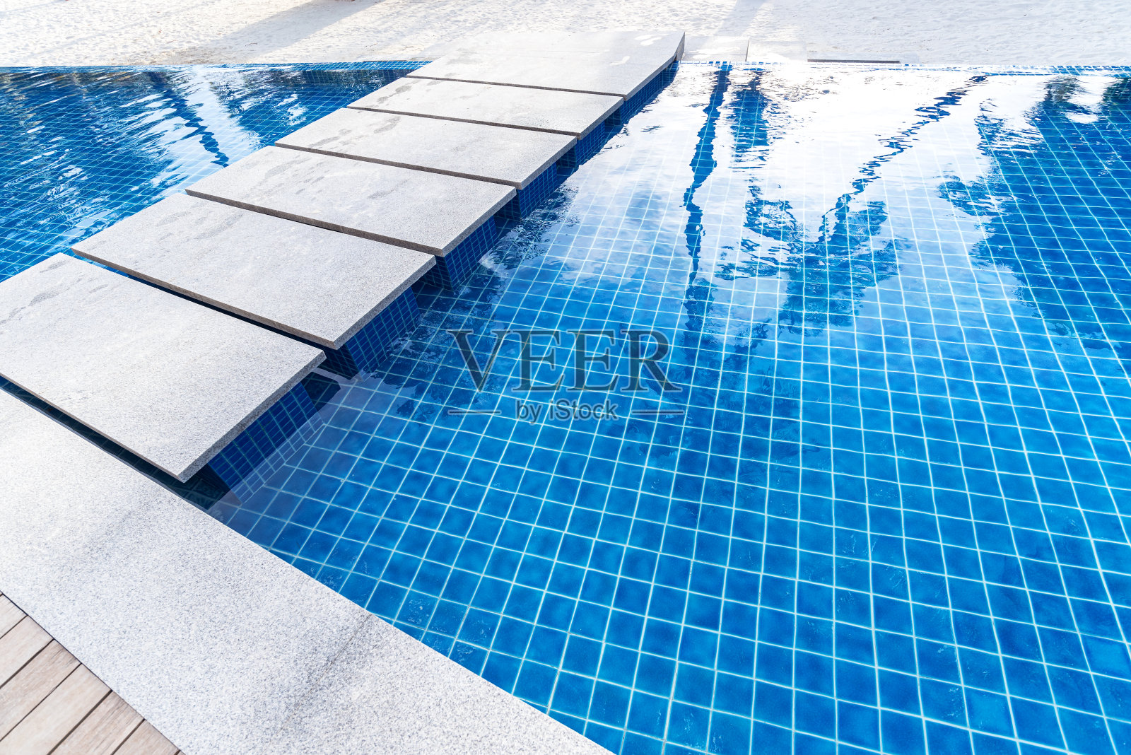 热带海滩游泳池照片摄影图片