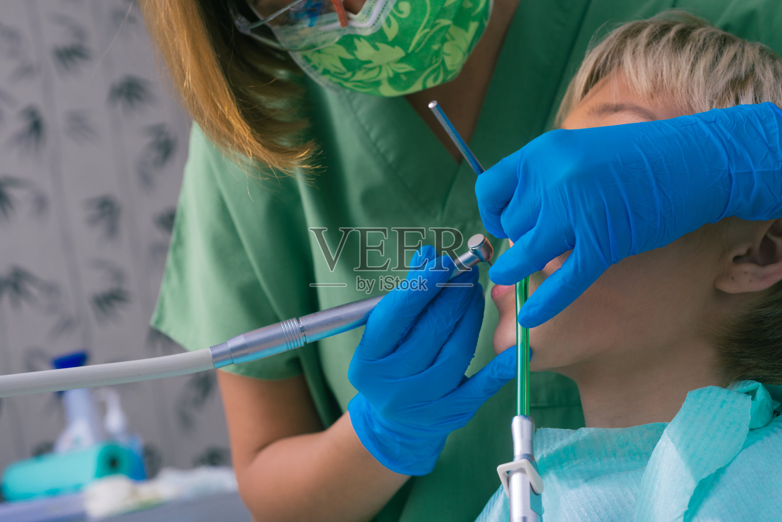 在牙科诊所对一位女性病人进行详细的牙科检查照片摄影图片