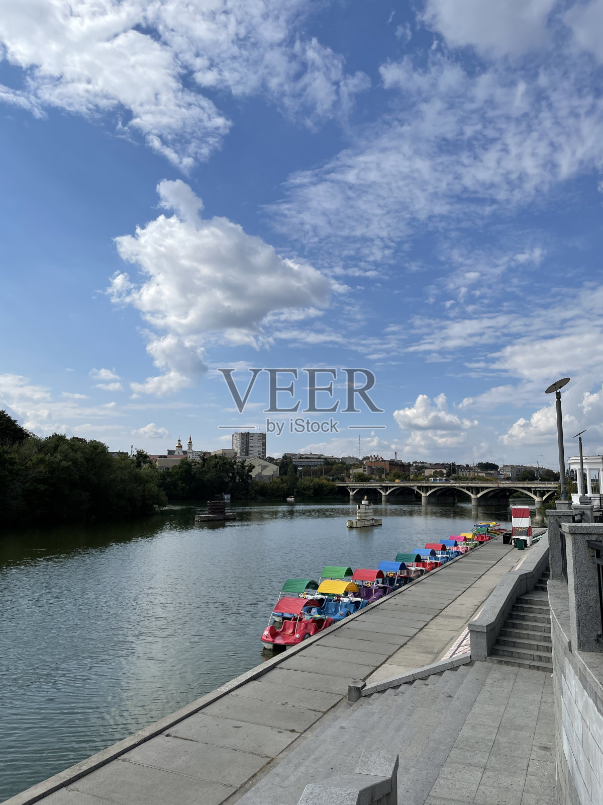文尼察市南Bug河上的桥。照片摄影图片