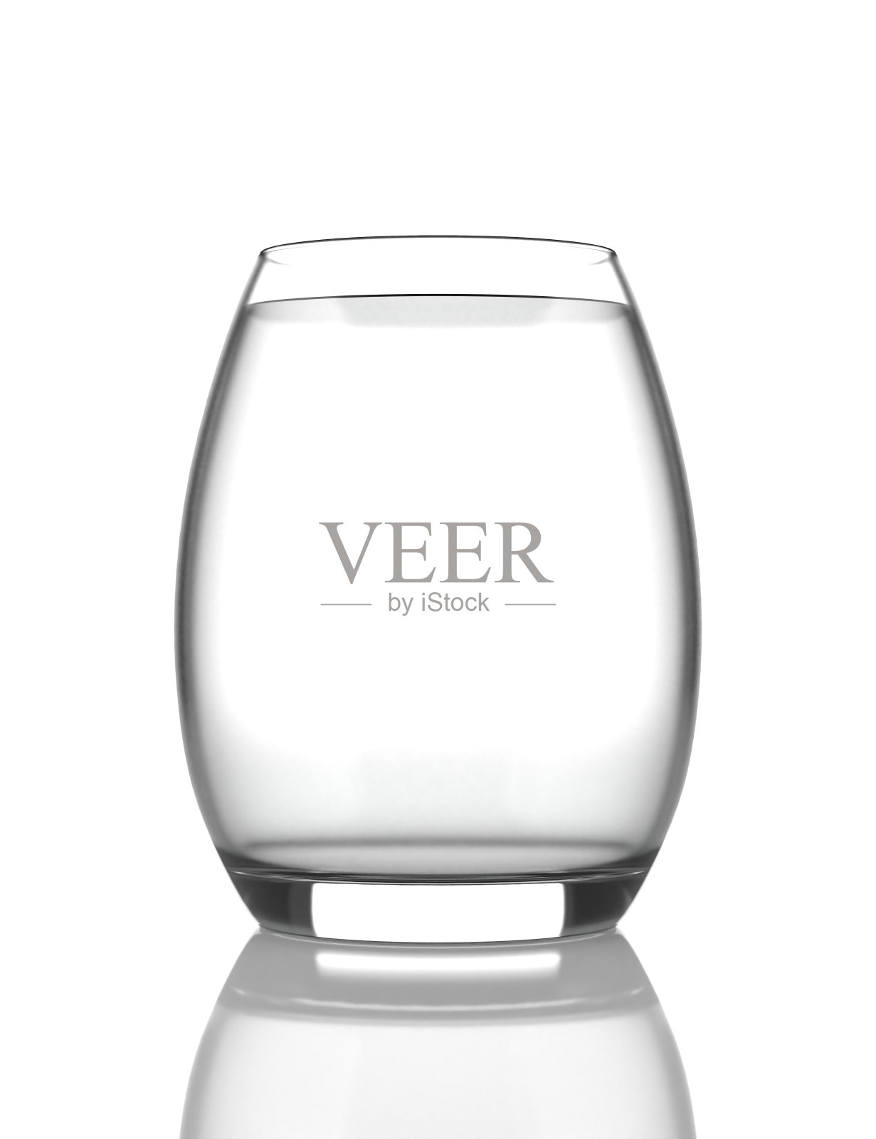 白色背景上的一杯水。照片摄影图片