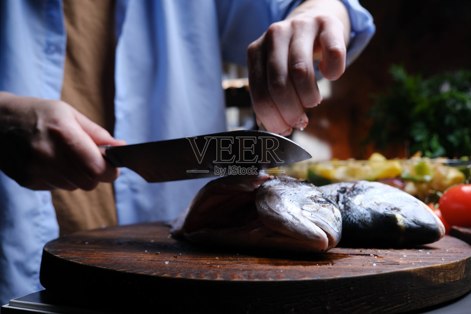 准备新鲜的鲷鱼与蔬菜一起烘烤照片摄影图片