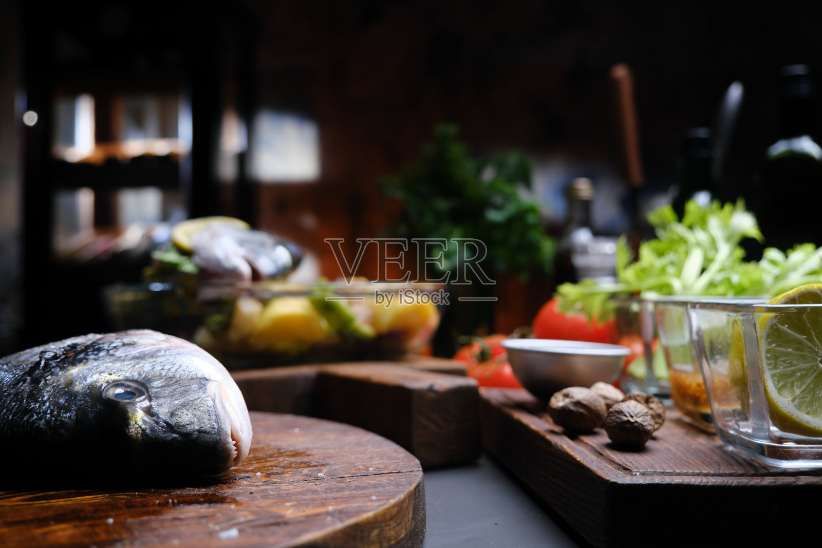 准备新鲜的鲷鱼与蔬菜一起烘烤照片摄影图片