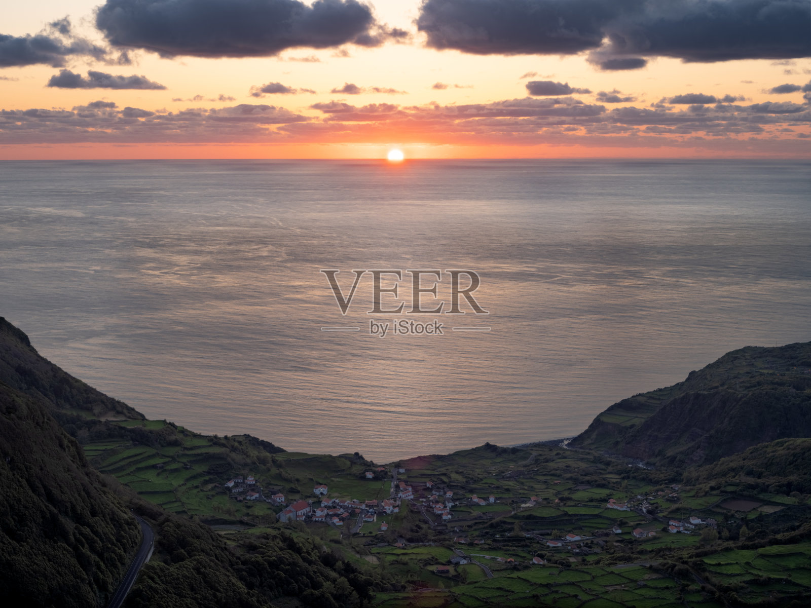 黑暗的日落和Fajãzinha在前景。弗洛勒斯岛。照片摄影图片