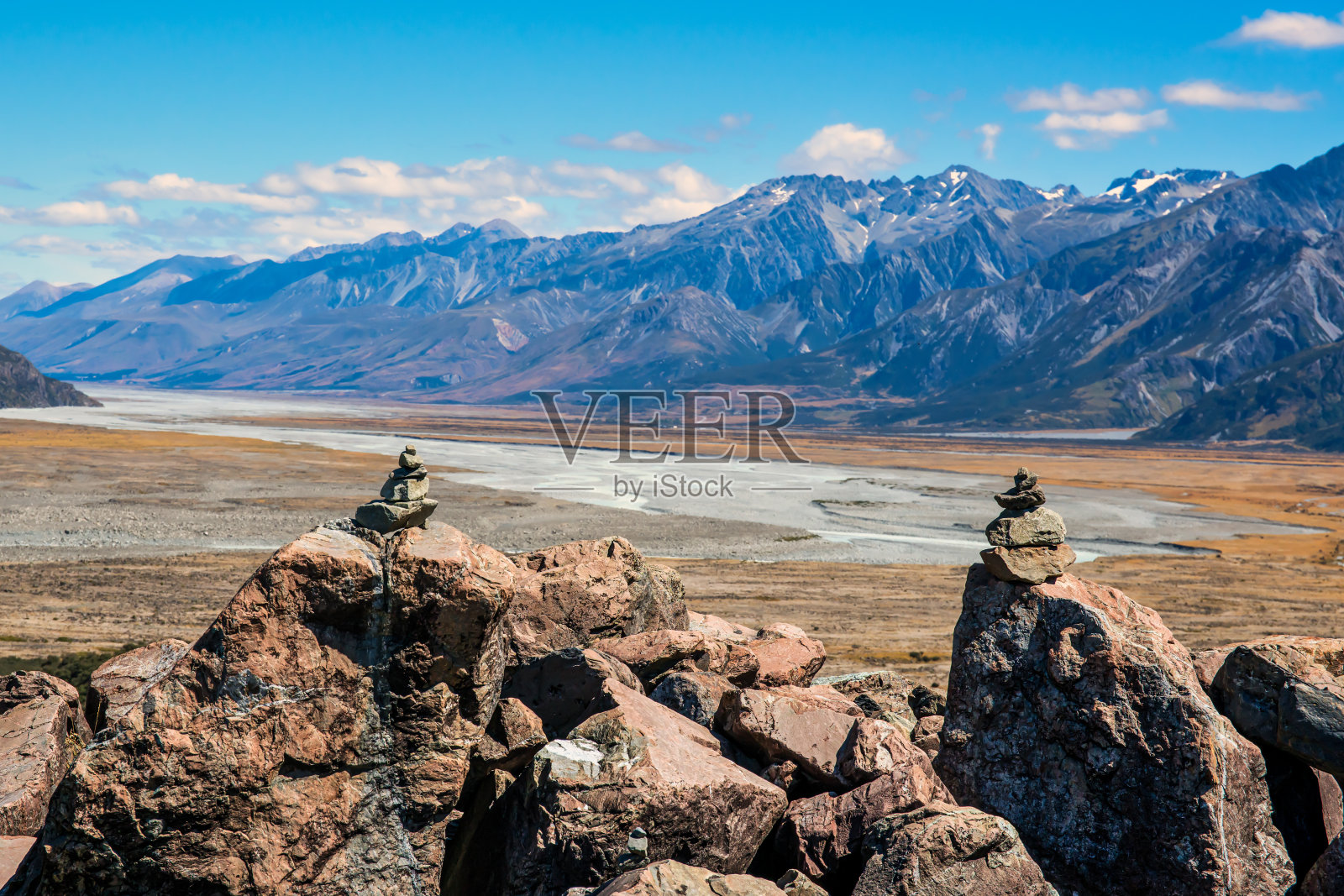 从塔斯曼冰川回望干燥的塔斯曼河，远处是库克山机场。照片摄影图片