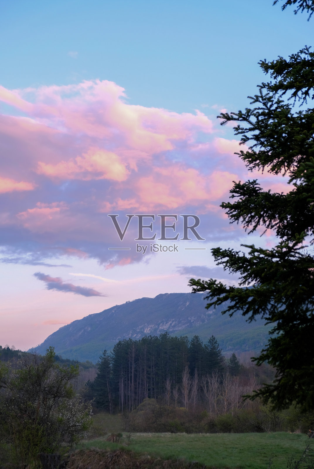 山中夕阳下的粉红色云彩照片摄影图片