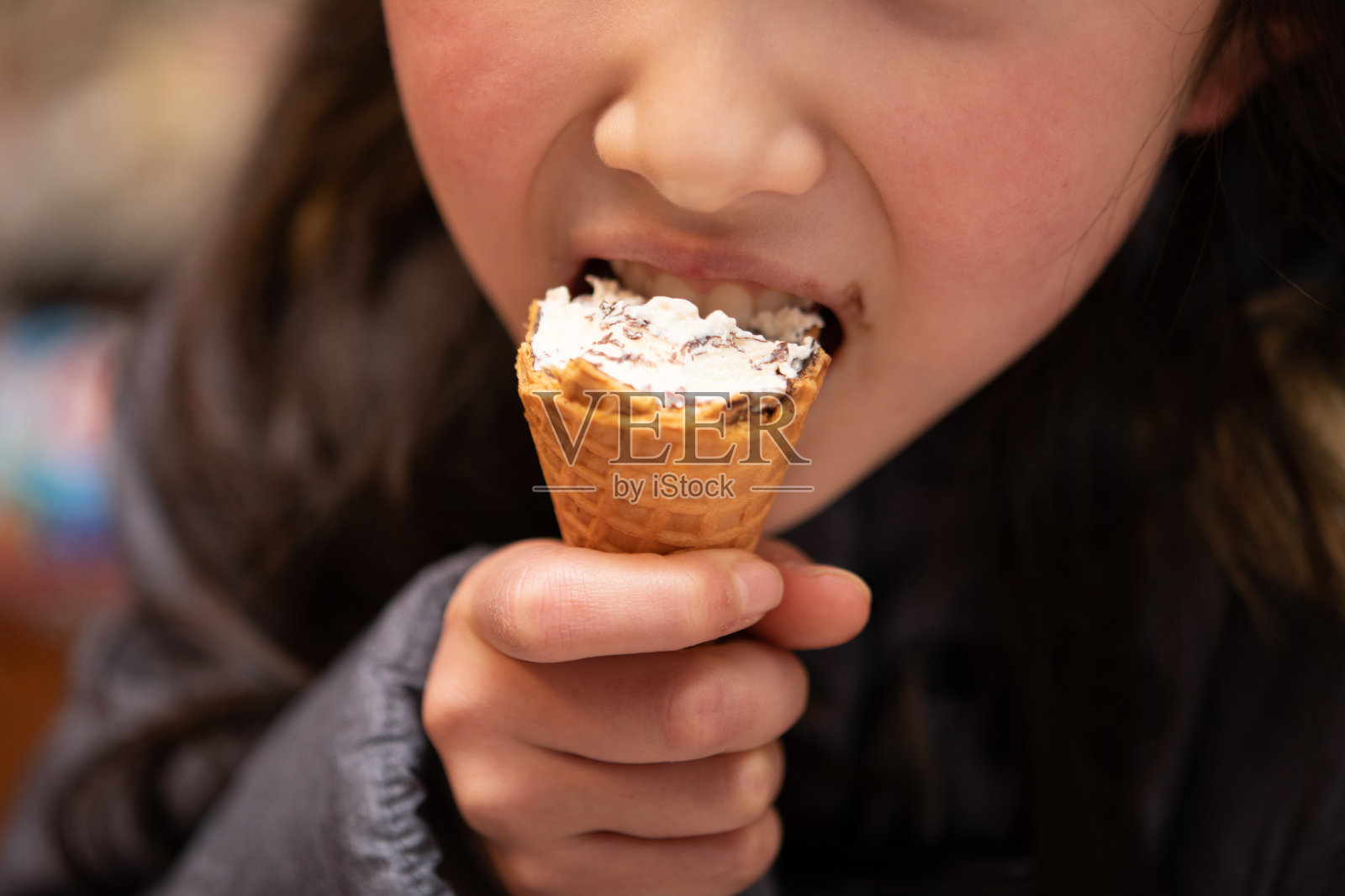 吃冰淇淋的孩子照片摄影图片