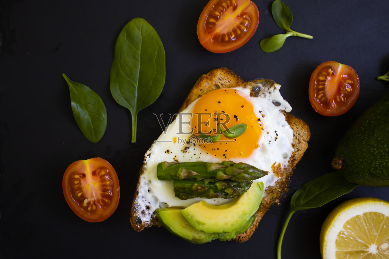 鸡蛋，鳄梨，芦笋的三明治照片摄影图片