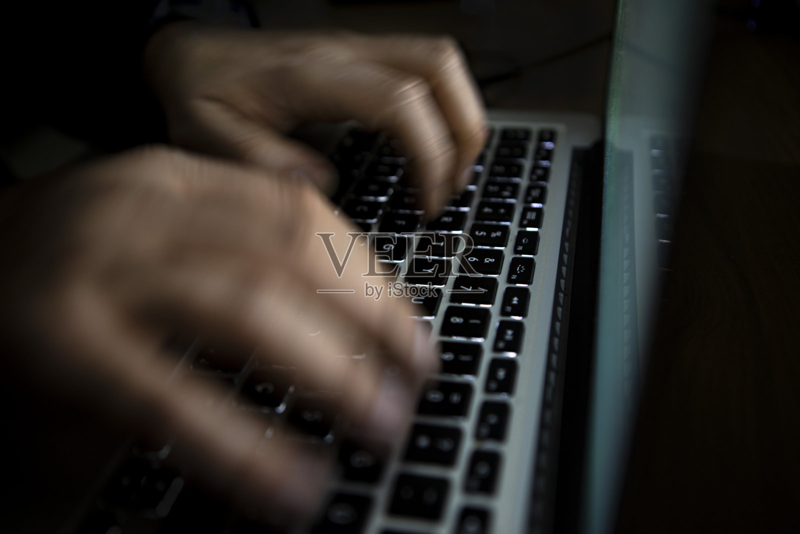 用电脑键盘打字照片摄影图片