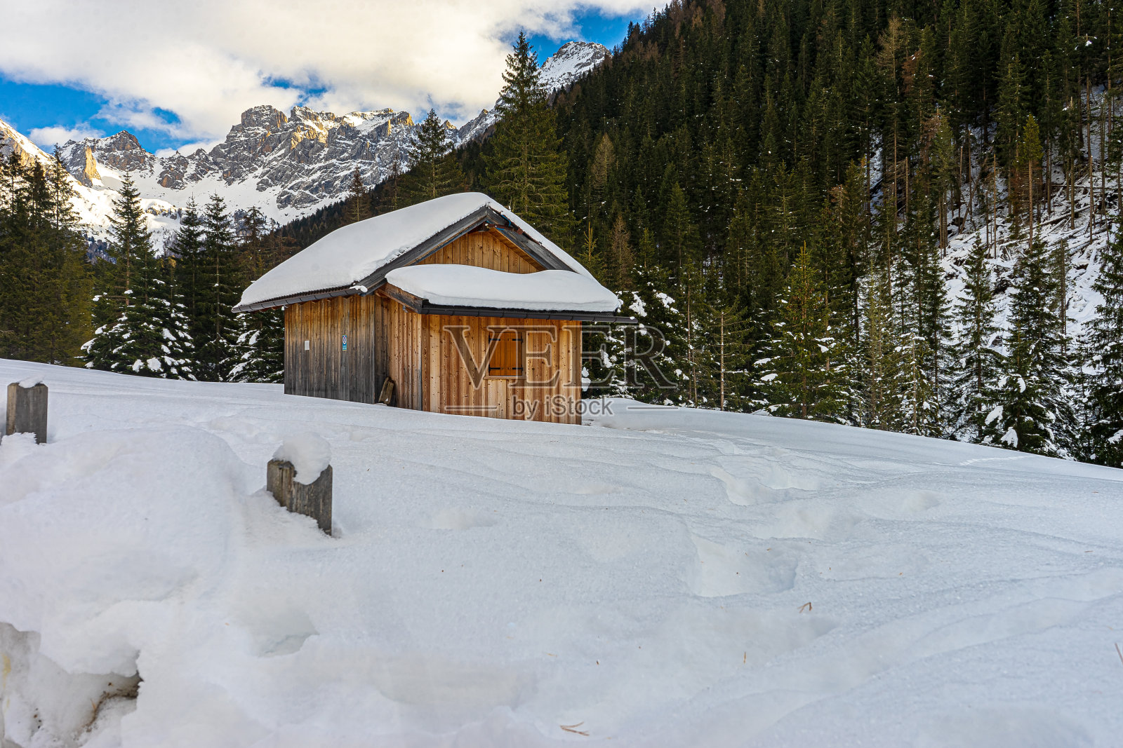 山上的小木屋照片摄影图片