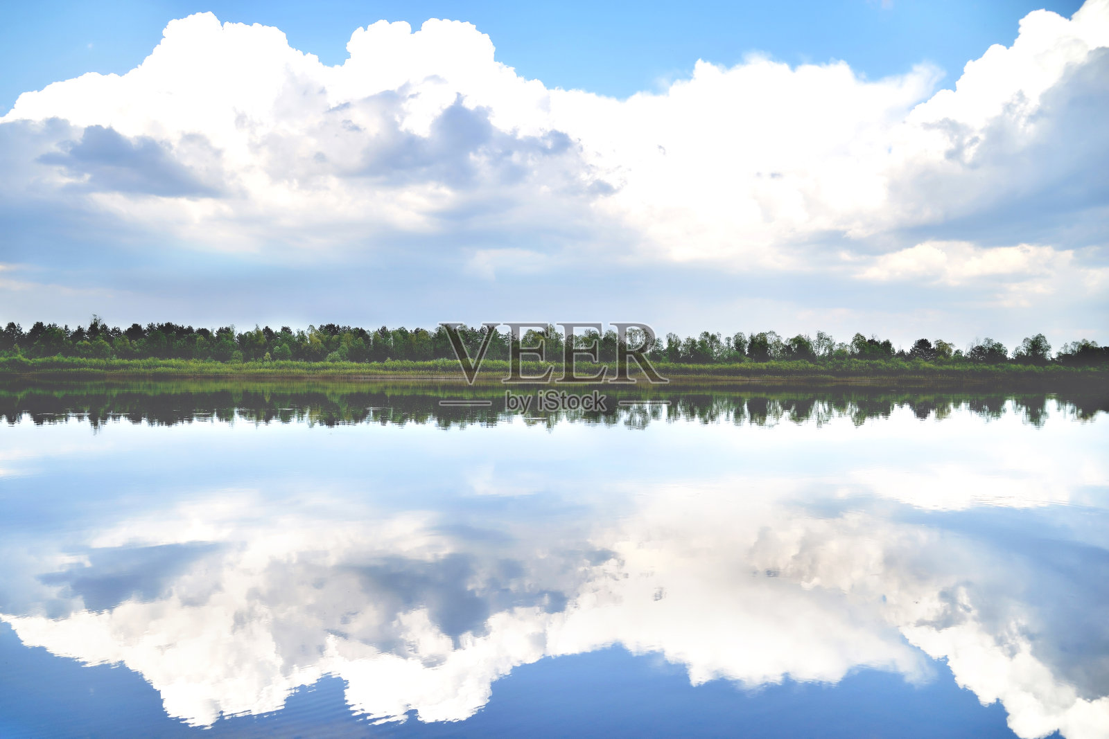 河水，云在水中倒影照片摄影图片