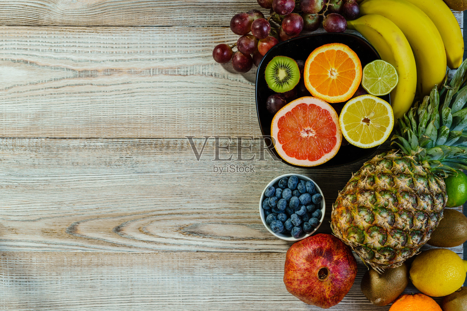 木桌上放着新鲜水果。素食健康食品照片摄影图片