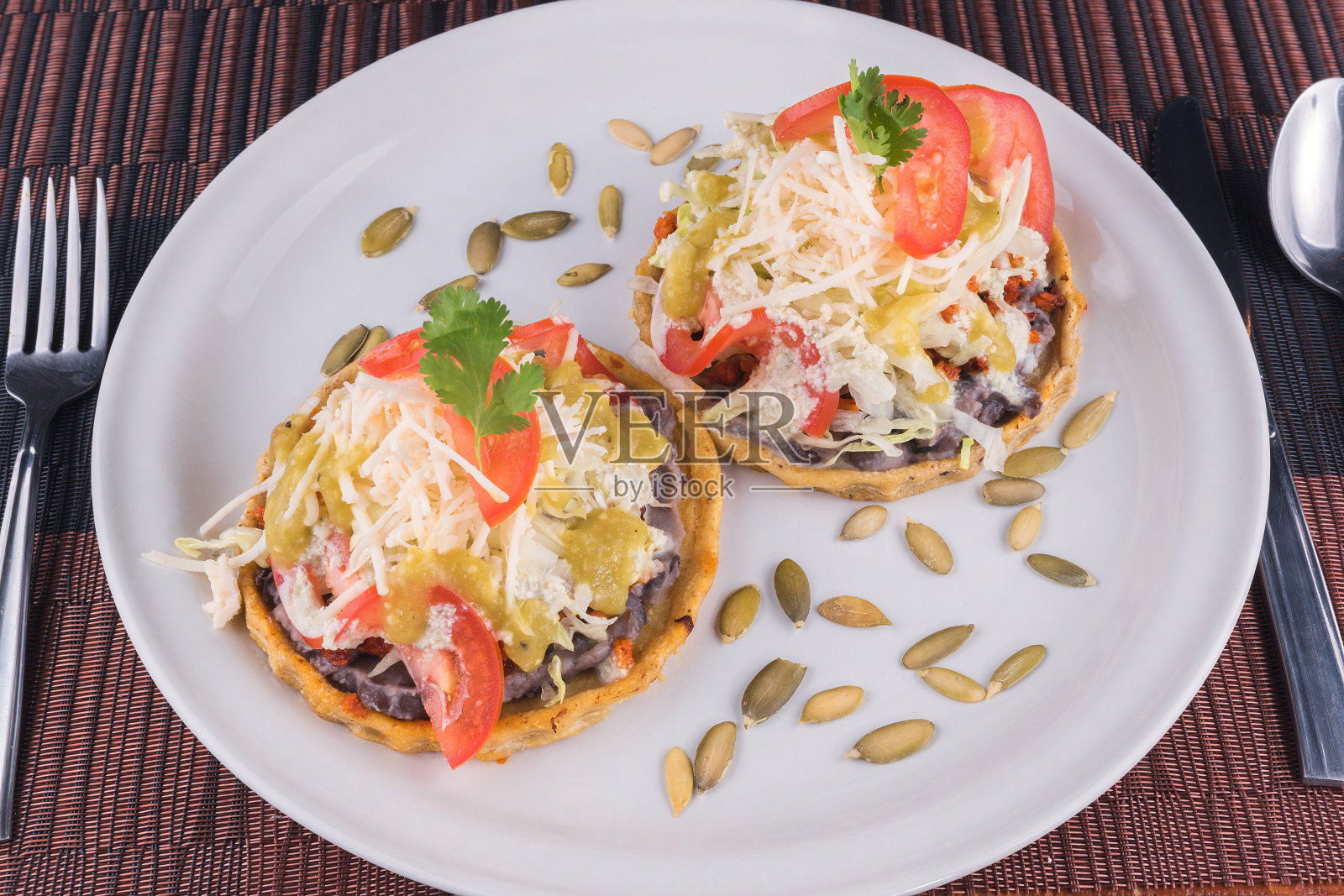 美味的素食，有蔬菜，玉米饼，胡萝卜，黄瓜，西红柿，健康的食物，无肉，籽丸子，西兰花照片摄影图片