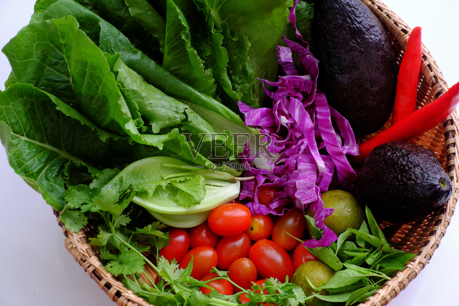 混合蔬菜牛油果沙拉彩色原料，自制减肥食品照片摄影图片