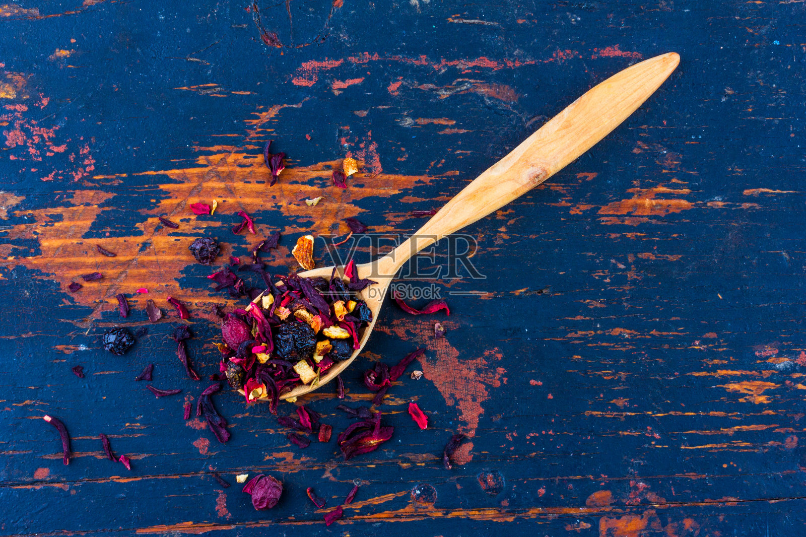 木勺干花浆果茶在一个老黑色木制背景俯视图照片摄影图片