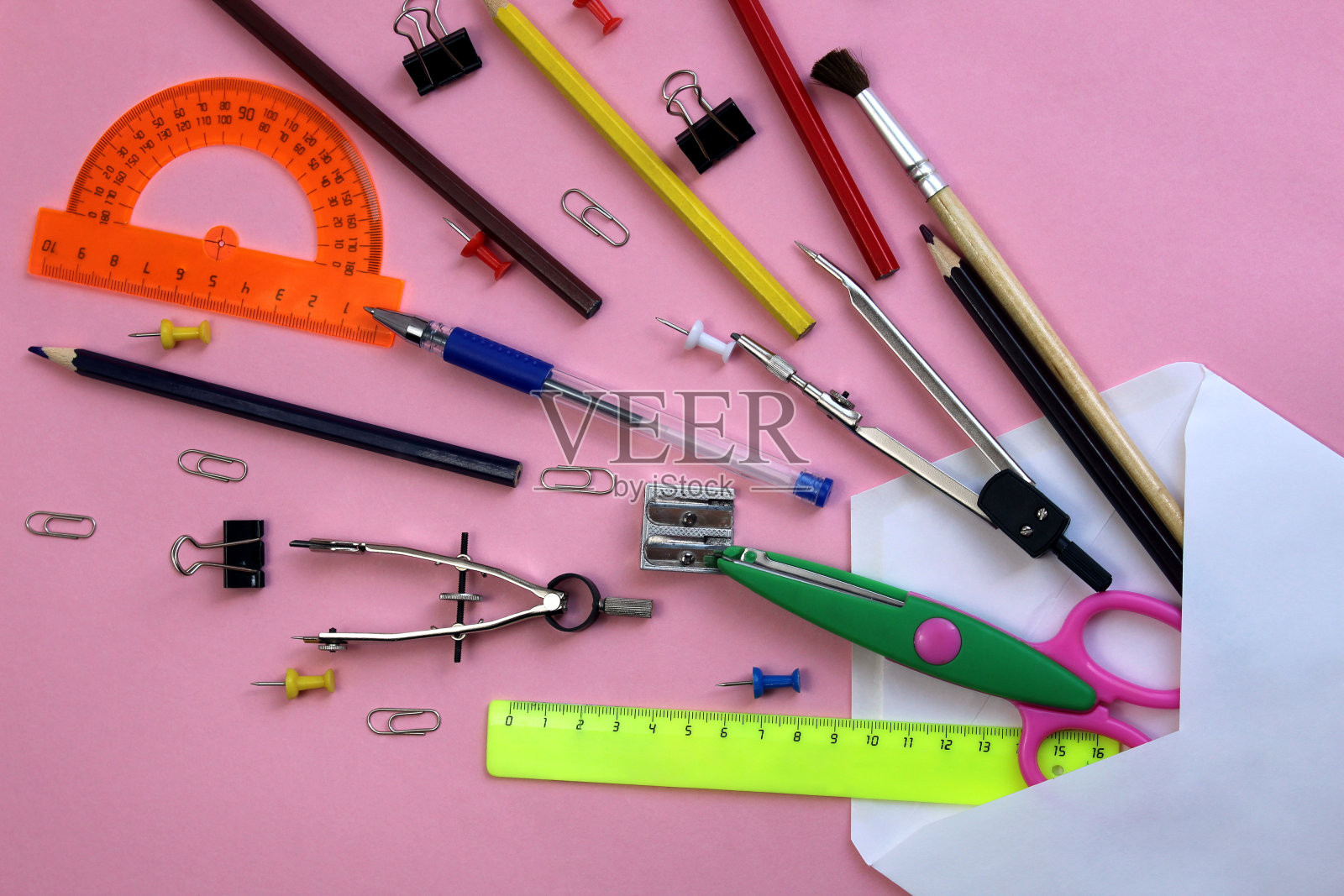 文具和学习用品从信封里掉了出来照片摄影图片