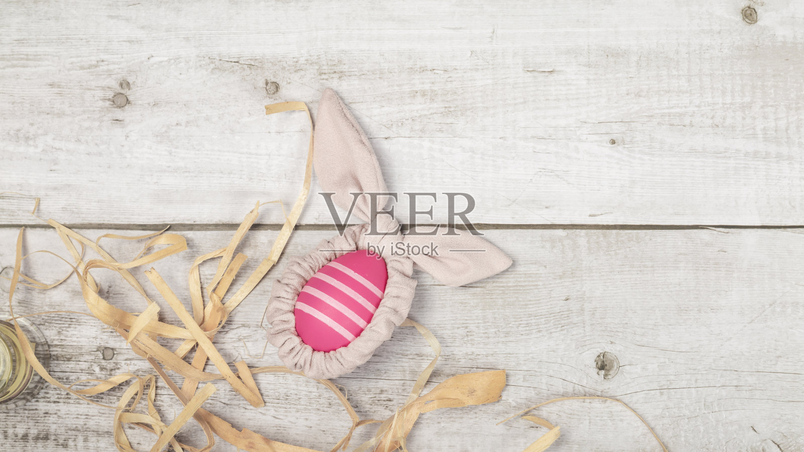 快乐的工作。白色木制背景上彩色复活节彩蛋的特写照片摄影图片