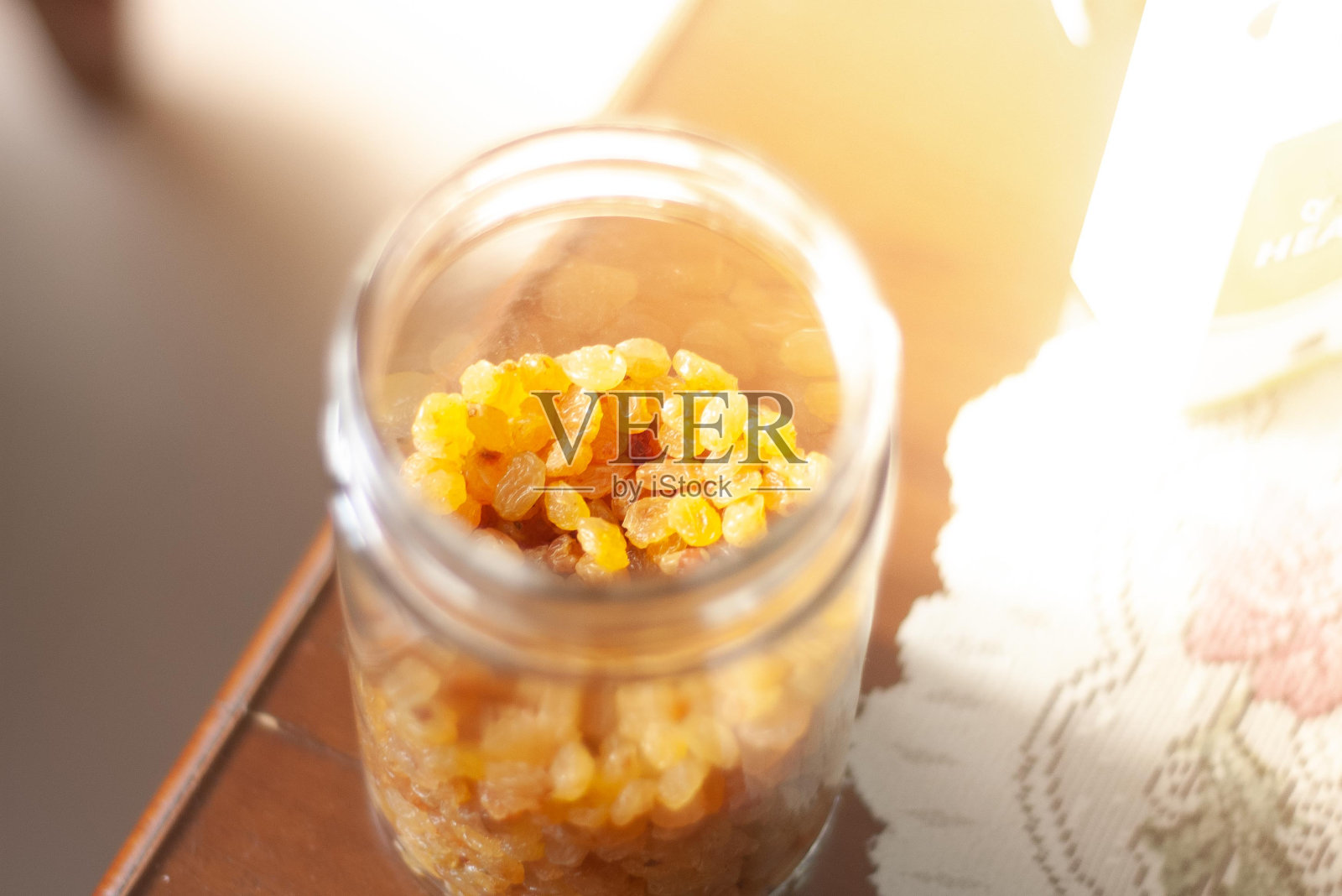 玻璃杯中的葡萄干照片摄影图片