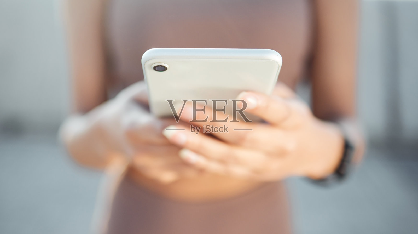 一个无法辨认的女人在户外锻炼时使用手机的特写镜头照片摄影图片